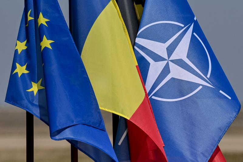 Steagul României alături de steagul UE și cel al NATO, Foto: DIRK WAEM / AFP / Profimedia