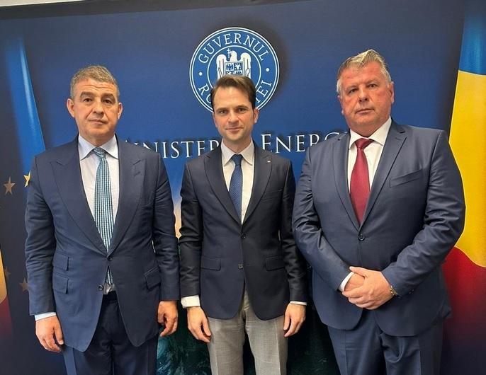 Sebastian Burduja, între un dezvoltator imobiliar (stânga) și șeful Oil Terminal (dreapta), Foto: Ministerul Energiei