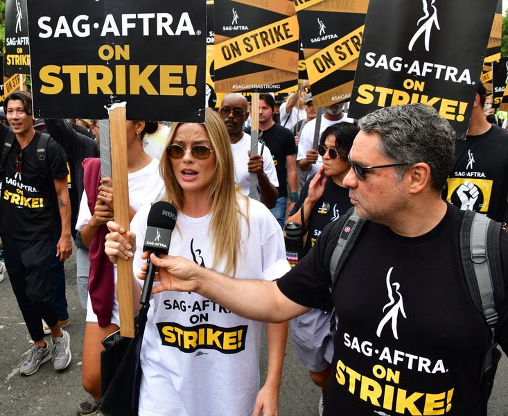 Margot Robbie protestand in fata sediului Netflix, Foto: London Entertainment-Splash / Shutterstock Editorial / Profimedia Images