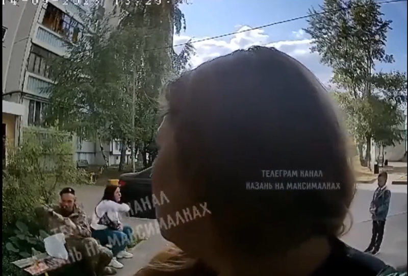 un soldat rus intors de pe front arunca o grenada in fata blocului, Foto: Captura video