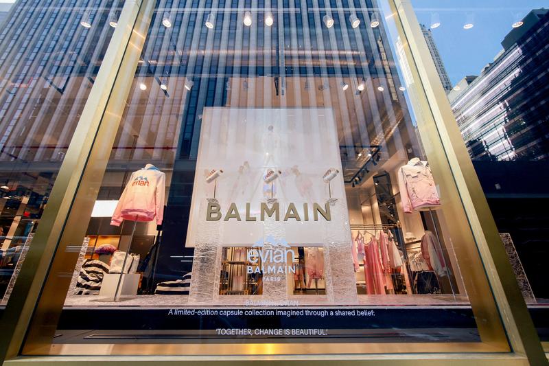 O vitrina din New York care prezinta o colectie de haine Balmain, Foto: Dimitrios Kambouris / Getty images / Profimedia