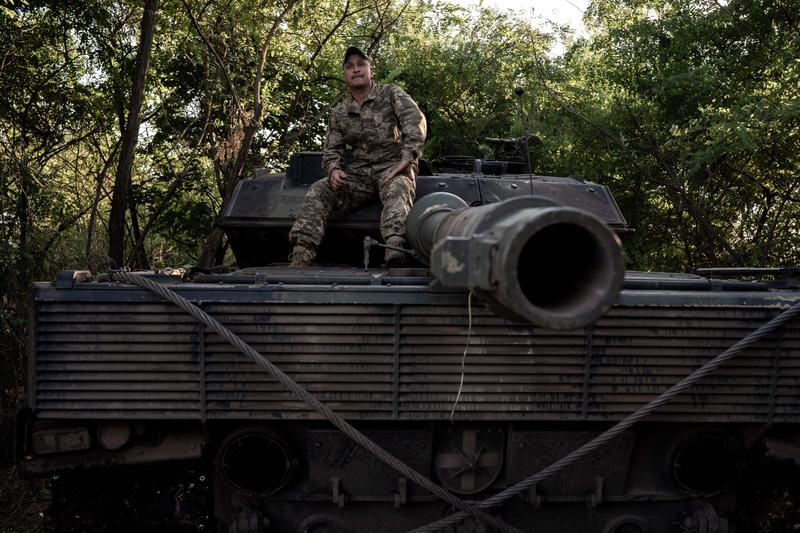 Soldat ucrainean pe un tanc Leopard 2 pe frontul din Tokmak, regiunea Zaporojie, Foto: AA/ABACA / Abaca Press / Profimedia