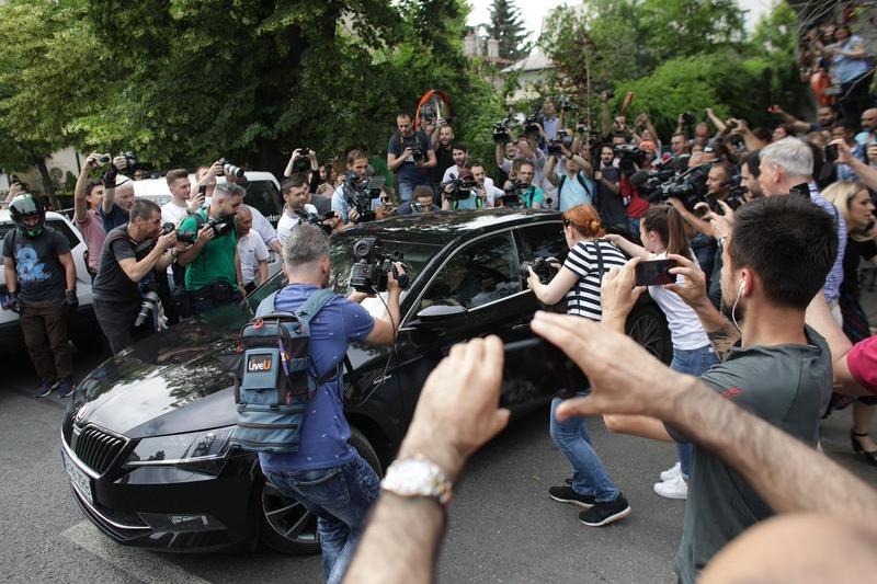 O mașină părăsește garajul lui Liviu Dragnea, după ce Înalta Curte l-a condamnat la 3 ani si 6 luni de închisoare, pe 27 mai 2019, Foto: Inquam Photos / Octav Ganea