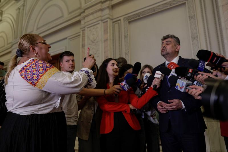 Marcel Ciolacu și Diana Șoșoacă, în Parlament, Foto: INQUAM Photos / Octav Ganea