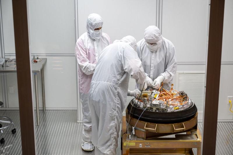 Inginerii de la NASA inspecteaza capsula venita de pe Bennu, Foto: ABACA / Abaca Press / Profimedia