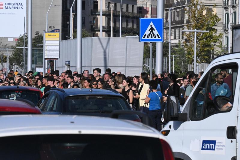 Locuitori din Napoli asteptand in fata garii verificarea liniilor de tren pentru avarii, Foto: Ciro Fusco / Zuma Press / Profimedia