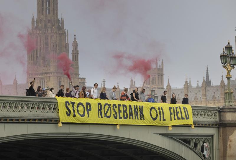 Proteste ale ecologiștilor, la Londra, împotriva proiectului Rosebank, Foto: Peter MacDiarmid / Shutterstock Editorial / Profimedia