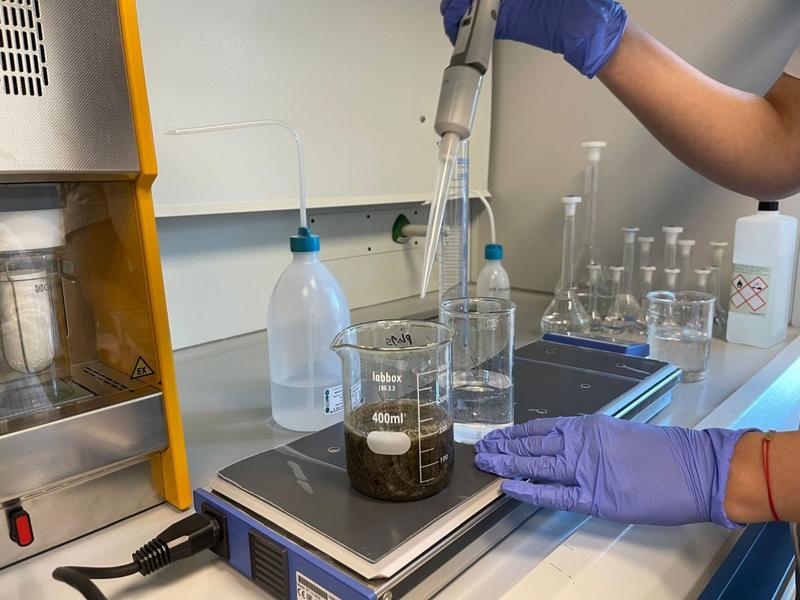 Analize de laborator pentru probe de microplastic, Foto: Mai Mult Verde