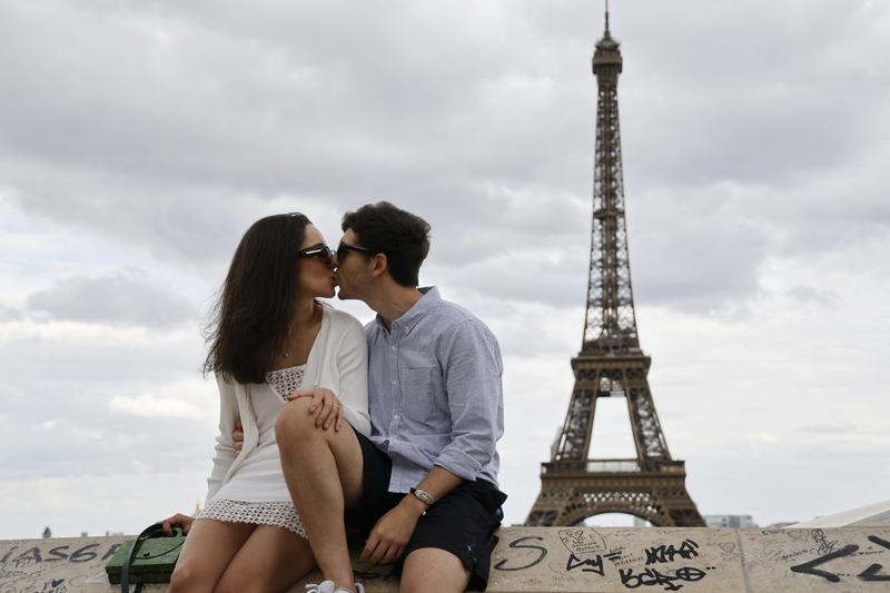 Tineri in apropierea Turnului Eiffel, Foto: Ludovic Marin / AFP / Profimedia Images