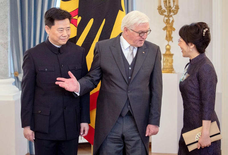 Ambasadorul Wu Ken (stanga) alaturi de presedintele Germaniei, Frank-Walter Steinmeier, Foto: dpa picture alliance / Alamy / Alamy / Alamy / Profimedia
