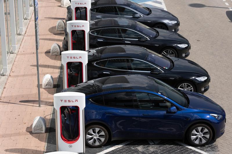 Stație de încărcare Tesla în fața unui centru comercial, Foto: Stanislav Kogiku / AFP / Profimedia
