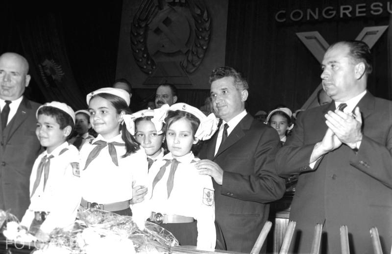 Ceausescu si niste copii neavortați, Foto: AGERPRES