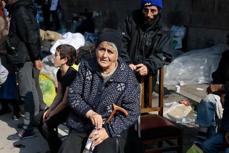 Peste 100.000 de armeni au fugit din Nagorno Karabah si asteapta in Goris, Armenia, sa primeasca o forma de cazare, Foto: Vasily Krestyaninov / AP / Profimedia