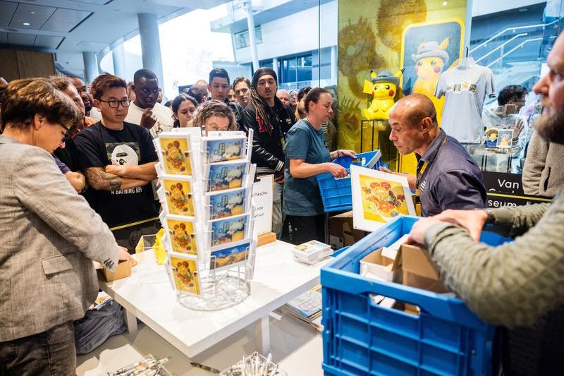 coada la magazinul de suveniruri al muzeului Van Gogh pentru articole Pokemon, Foto: Hollandse Hoogte / Shutterstock Editorial / Profimedia