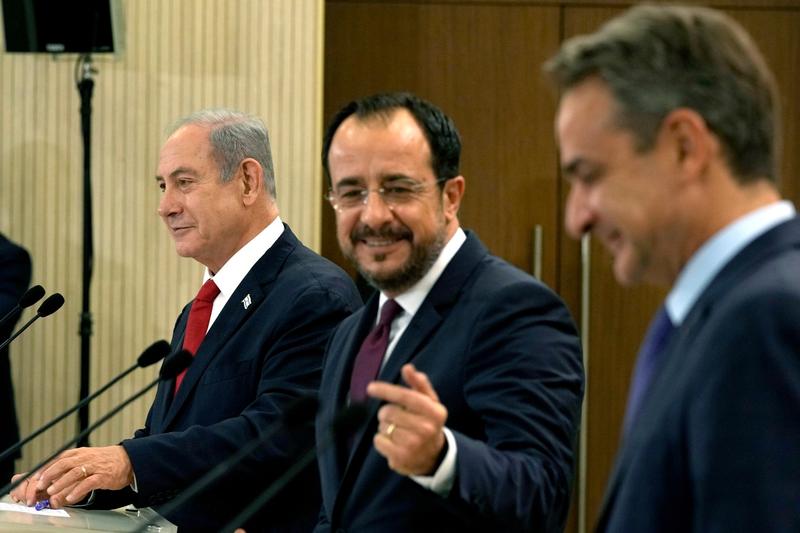 Premierul israelian Benjamin Netanyahu alaturi de omologul sau grec Kyriakos Mitsotakis si presedintele cipriot Nikos Christodoulides, Foto: Petros Karadjias / AP / Profimedia