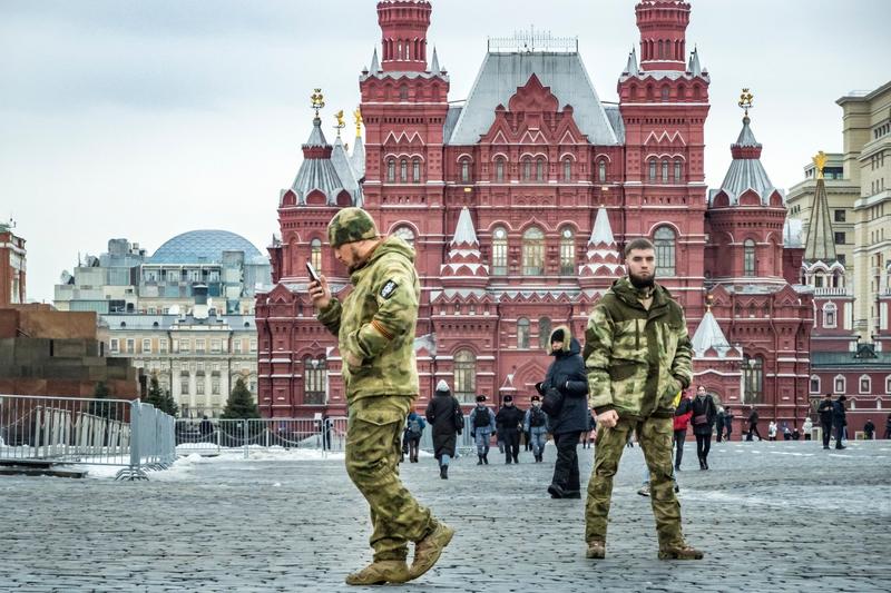 Doi mercenari ai gruparii paramilitare „Rusici”, fotografiati chiar in fata Kremlinului, Foto: Str / Zuma Press / Profimedia