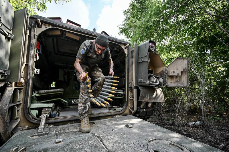 Soldat ucrainean de pe un blindat Bradley pe frontul din Robotîne, în regiunea Zaporojie, Foto: Dmytro Smolienko/UKRINFOR / Sipa Press / Profimedia