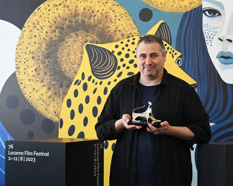 Radu Jude cu Leopardul de argint pe care i l-a adus noul sau film, Foto: ipa-agency.net / Shutterstock Editorial / Profimedia