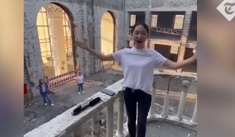 Solista chinezoaica in ruinele teatrului Mariupol, Foto: Captura Telegraph
