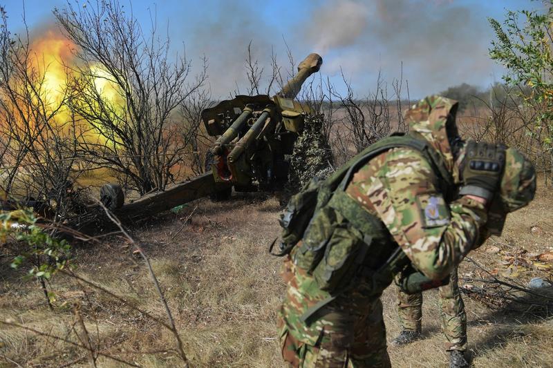 Soldat rus atacă pozițiile ucrainene în regiunea Zaporojie, Foto: Pavel Lisitsyn / Sputnik / Profimedia