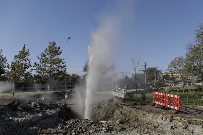 Țeavă spartă la Podul Grant , Foto: Inquam Photos / Octav Ganea