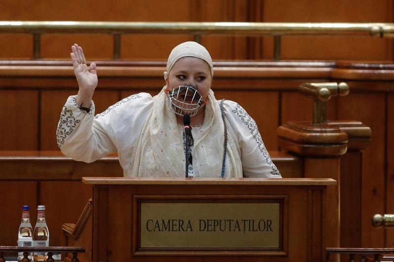 Diana Șoșoacă, în plenul Parlamentului cu o botniță pe față, Foto: Inquam Photos / George Călin