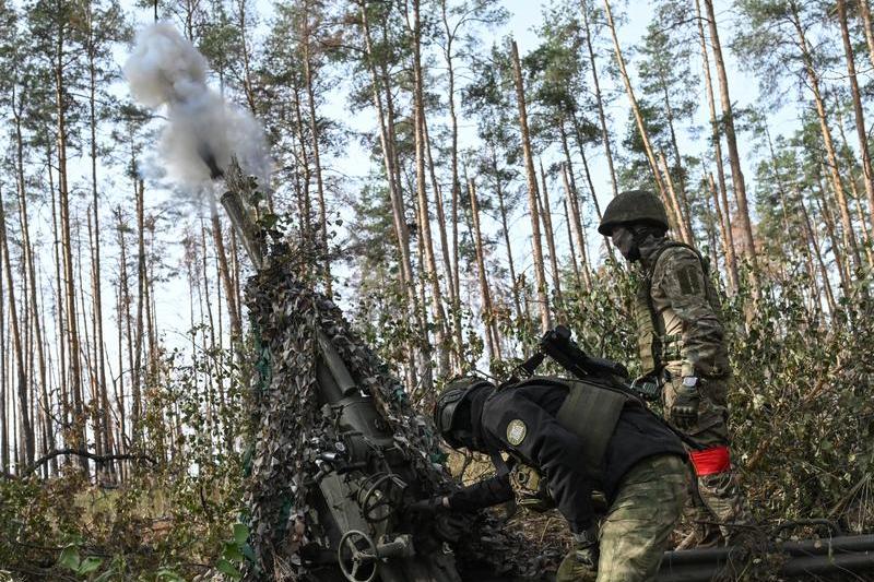 Soldați ruși trăgând cu un mortier pe frontul din Ucraina, Foto: Stanislav Krasilnikov / Sputnik / Profimedia