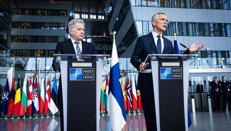 Presedintele finlandez Sauli Niinisto alaturi de Jens Stoltenberg, Foto: NATO / UPI / Profimedia Images