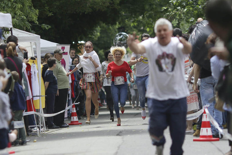 Concurs de alergat pe tocuri, Femei pe Mătăsari, 2017, Foto: Inquam Photos / Octav Ganea