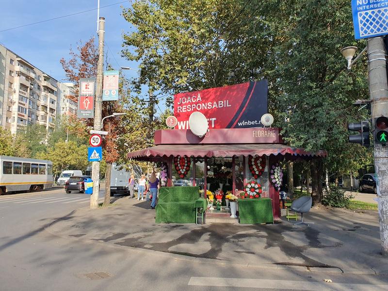 Diham, coroane mortuare si reclama la pacanele, Foto: Gruia Dragomir