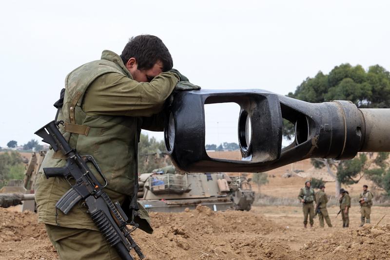 Un soldat israelian se sprijină de tunul montat pe vehiculul său de luptă, la granița cu Fâșia Gaza, Foto: JACK GUEZ / AFP / Profimedia