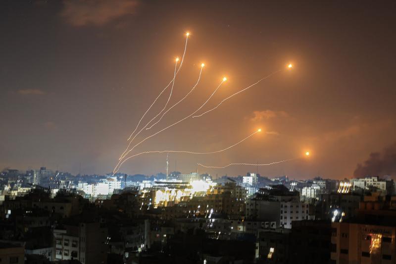 Rachete de interceptare lansate de sistemul „Iron Dome”, Foto: Mahmud HAMS / AFP / Profimedia Images