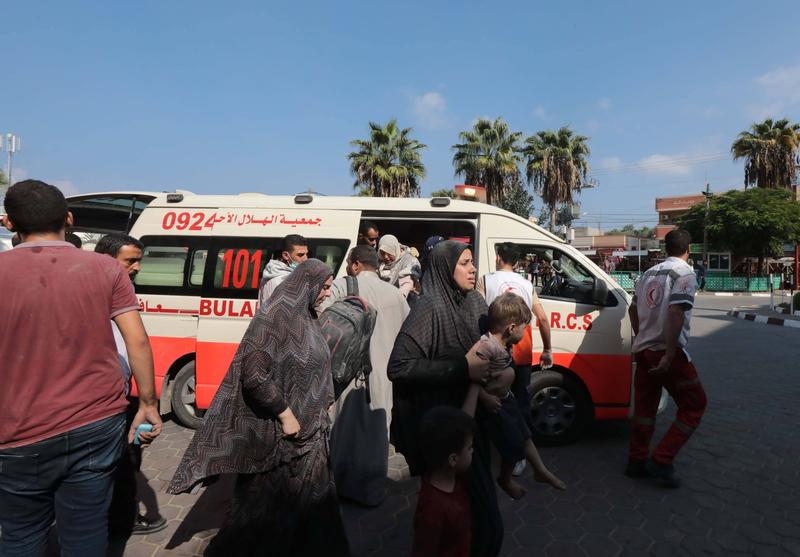 Palestinieni răniți transportați la spital, Foto: Omar Ashtawy APA / Sipa Press / Profimedia