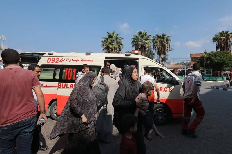 Palestinieni răniți transportați la spital, Foto: Omar Ashtawy APA / Sipa Press / Profimedia