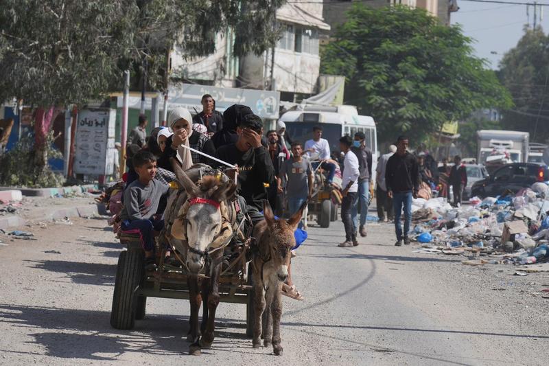 Civilii din Gaza evacuează orașul după avertismenul israelienilor, Foto: Hatem Moussa / AP / Profimedia