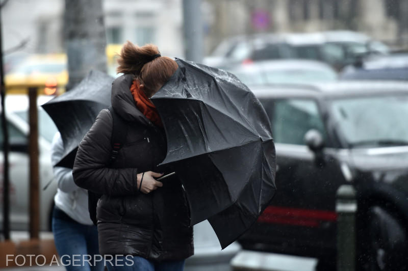Vremea se răcește brusc: Vânt puternic în majoritatea regiunilor și ninsori la munte