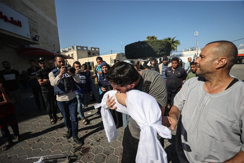 Un bărbat din Gaza plânge cu trupul copilului în brațe, Foto: MUSTAFA HASSONA / AFP / Profimedia