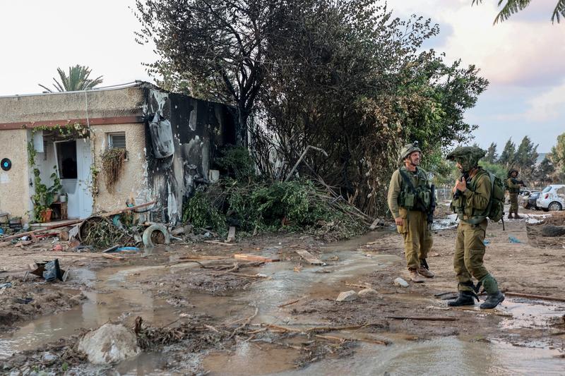 Soldați israelieni în Kfar Aza, Foto: GIL COHEN-MAGEN / AFP / Profimedia