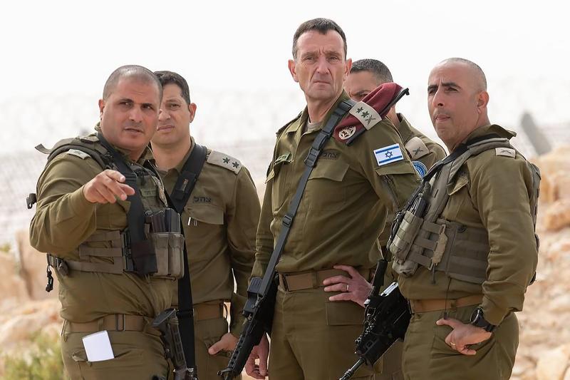 Generalul-locotenent Herzi Halevi (centru), Foto: IDF / UPI / Profimedia