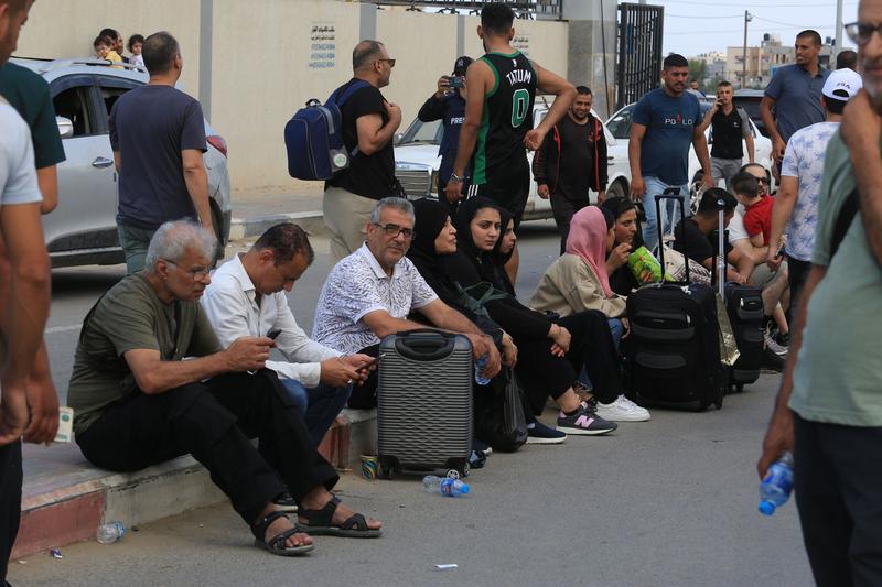 Oamenii așteaptă deschiderea trecerii Rafah pentru a trece în siguranță din Fâșia Gaza, Foto: Khaled Omar / Xinhua News / Profimedia