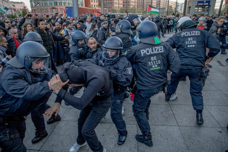 Intervenție a poliției germane la un miting pro-palestinian, Foto: Michael Kuenne / Zuma Press / Profimedia