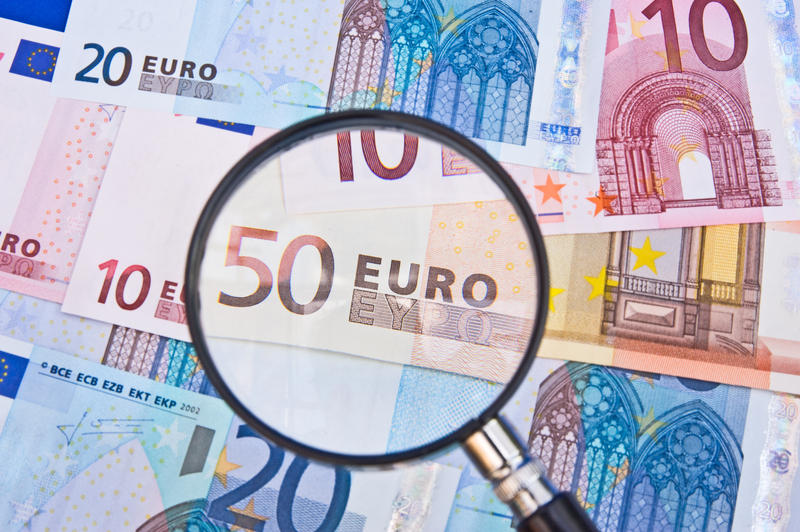bani-euro-lupa, Foto: Dreamstime