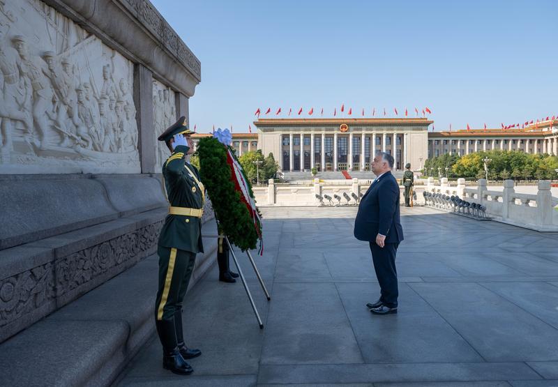 Viktor Orban s-a recules luni la Monumentul Eroilor Poporului din Piata Tiananmen, Foto: Di Jianlan / Xinhua News / Profimedia Images