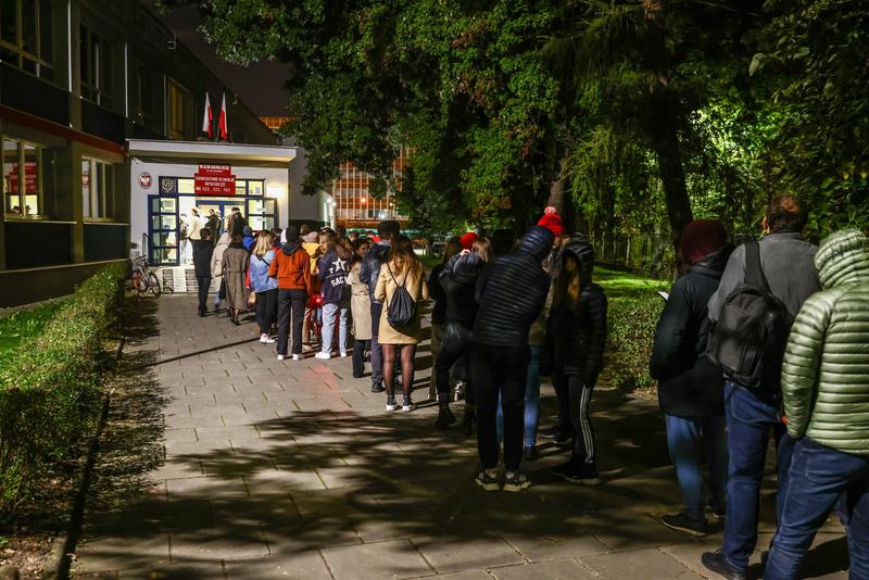 Coadă de alegători, așteptând în fața unei secții de votare din Cracovia, Foto: Beata Zawrzel / Zuma Press / Profimedia