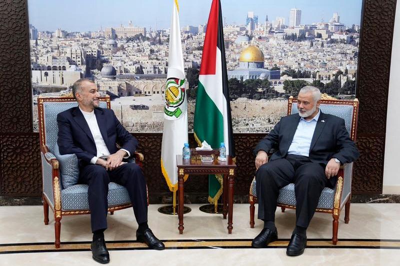 Ministrul de externe al Iranului, Hossein Amirabdollahian, la o întâlnire cu liderul Hamas Ismail Haniyeh, Foto: Iranian Foreign Ministry / AP / Profimedia