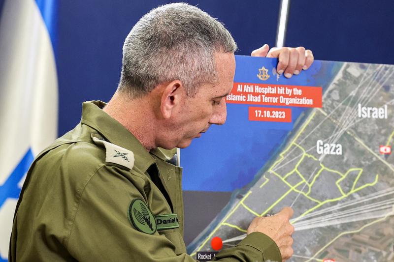 Purtătorul de cuvânt al armatei israeliene, contraamiralul Daniel Hagari in fata presei , Foto: GIL COHEN-MAGEN / AFP / Profimedia