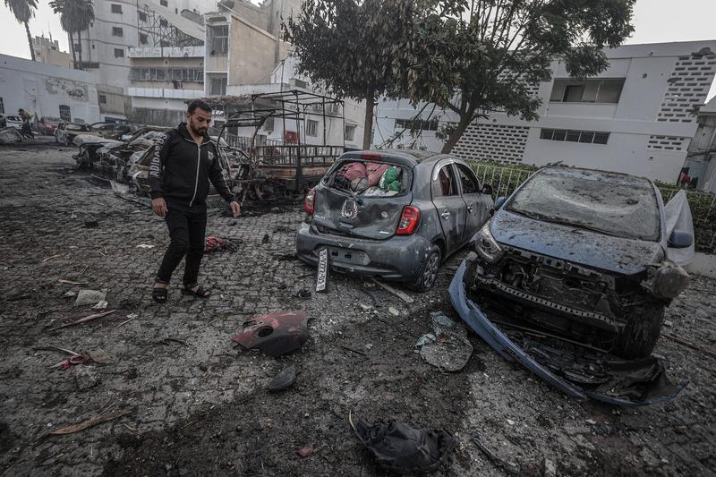 Oameni inspectează pagubele de la spitalul Al Ahli din centrul Gaza, după o explozie mortală, Foto: AA/ABACA / Abaca Press / Profimedia