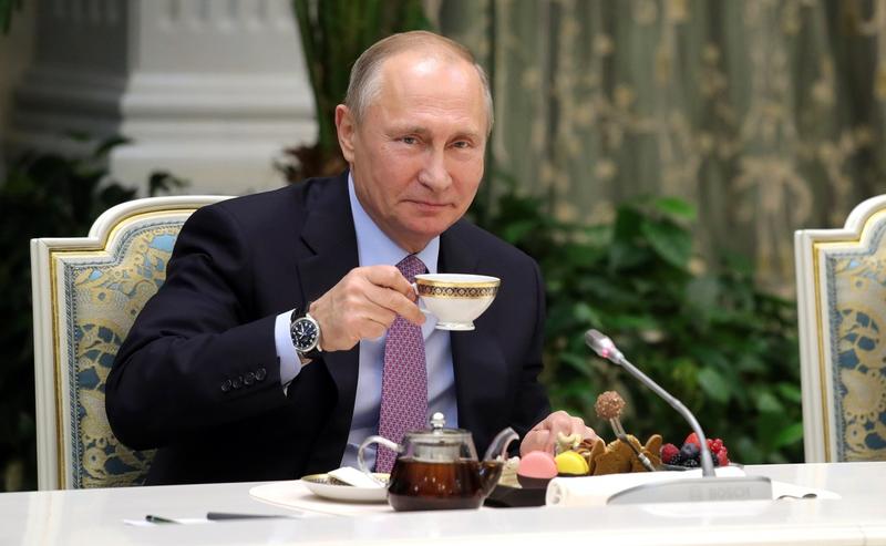 Vladimir Putin bea o ceașcă de ceai, Foto: Kremlin Pool / Zuma Press / Profimedia Images