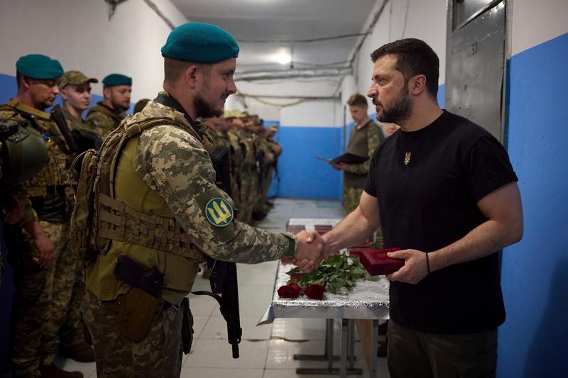 Presedintele Volodimir Zelenski decorand puscasi marini ucraineni, Foto: Pool-Ukrainian Presidential Office / Zuma Press / Profimedia Images