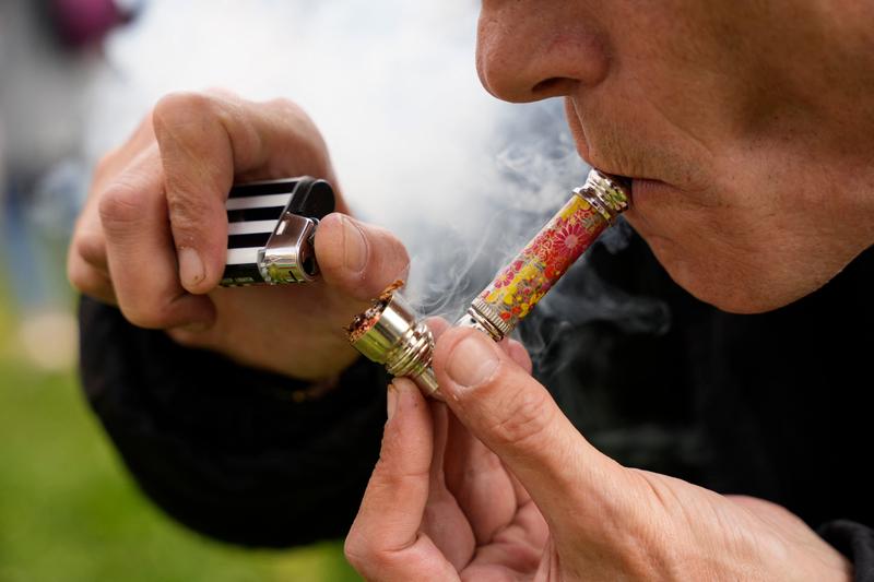 Pipă de fumat marijuana, Foto: Emil Helms / AFP / Profimedia